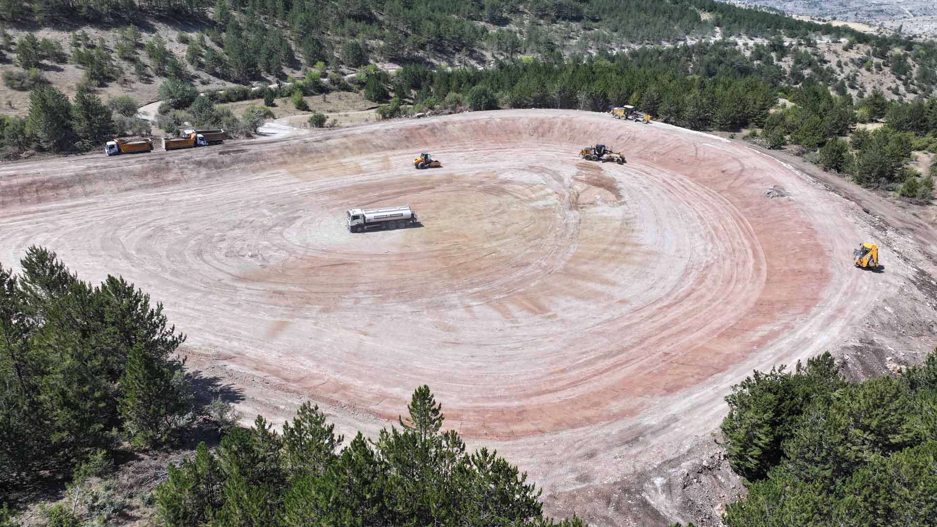 ABB KENDİ İMKÂNLARIYLA İNŞA ETTİ: ÇAMLIDERE BEŞBEYLER MAHALLESİ’NE HAYVAN İÇME SUYU GÖLETİ