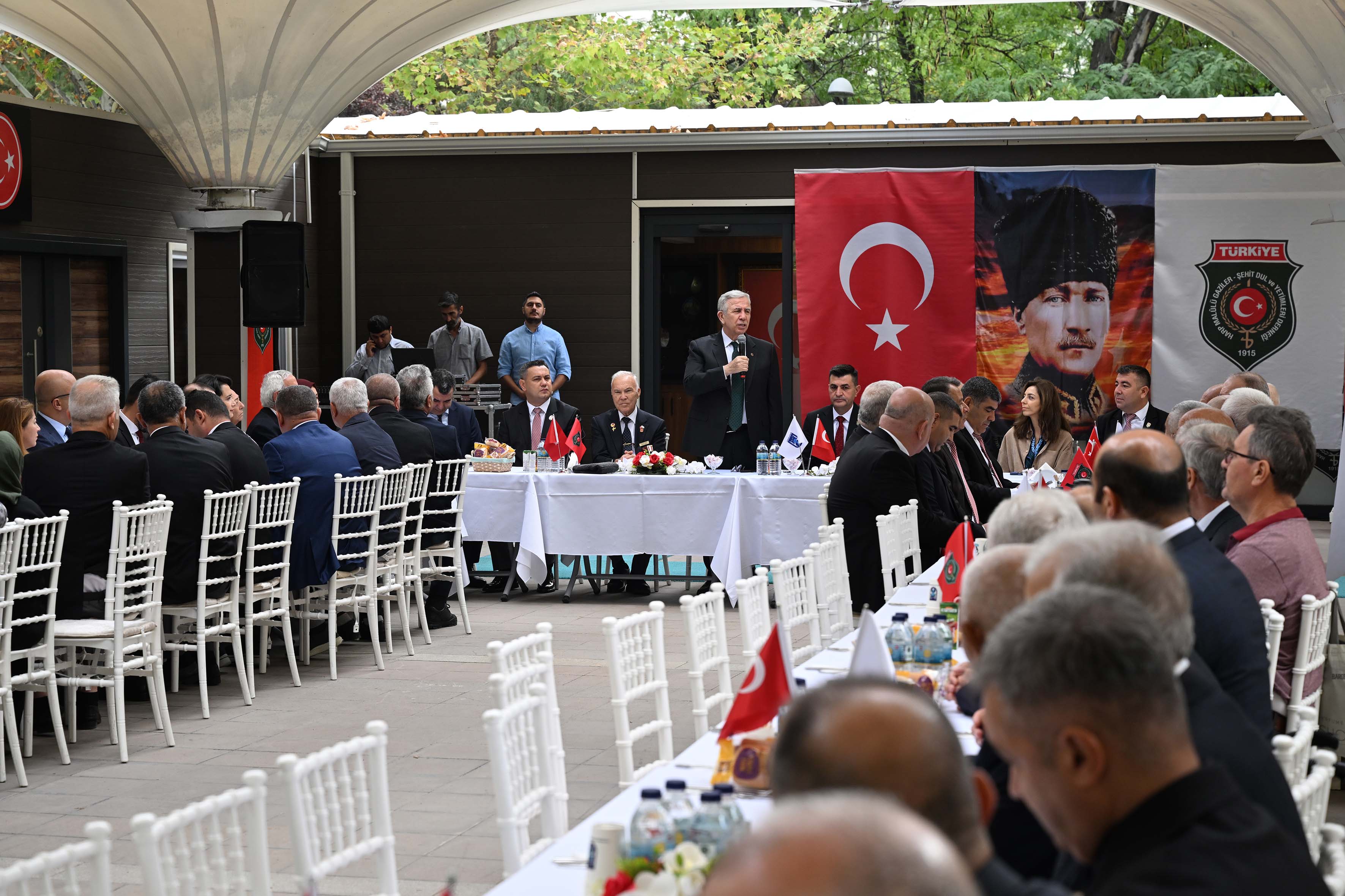 MANSUR YAVAŞ GAZİ VE ŞEHİT YAKINLARIYLA BULUŞTU