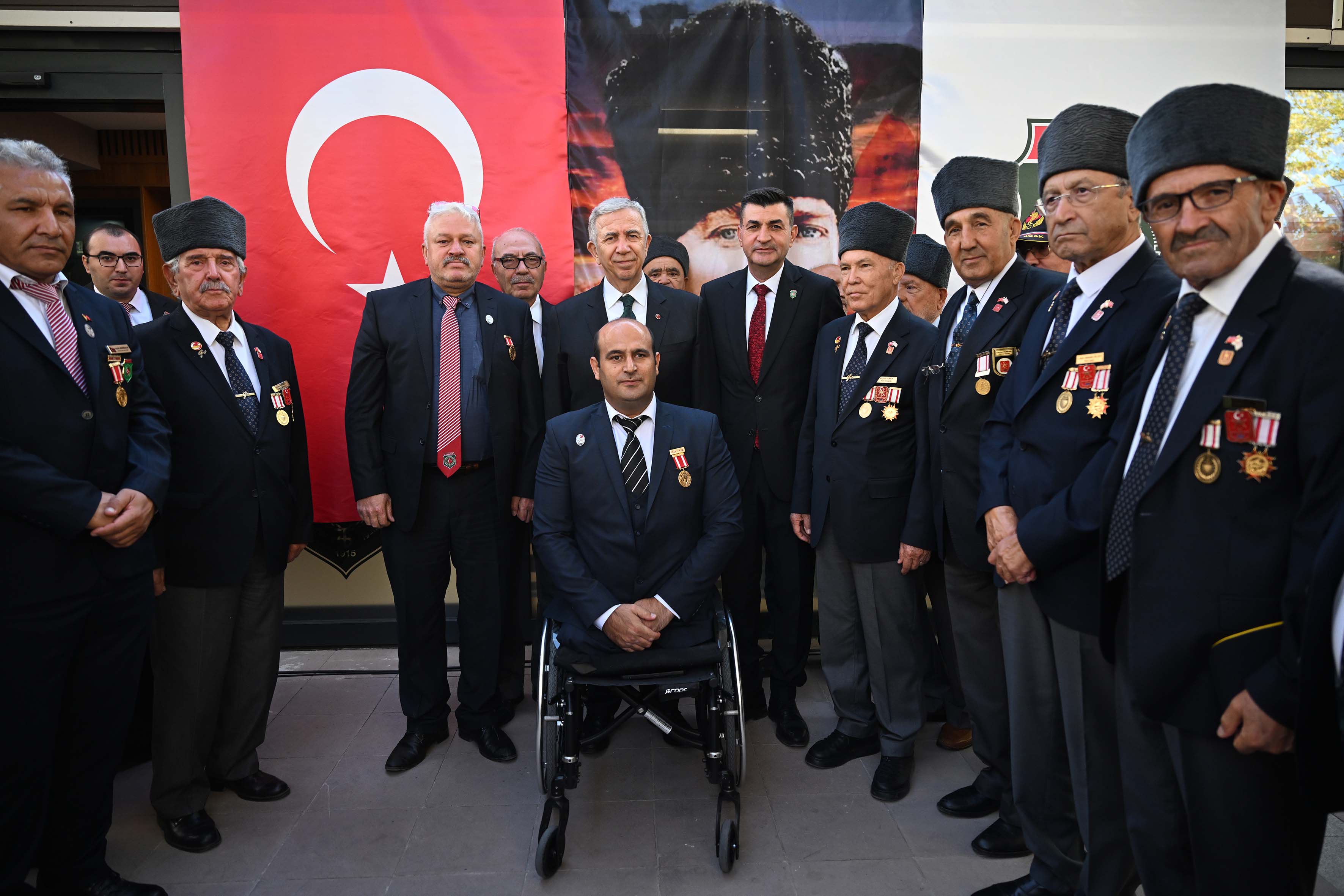 MANSUR YAVAŞ GAZİ VE ŞEHİT YAKINLARIYLA BULUŞTU