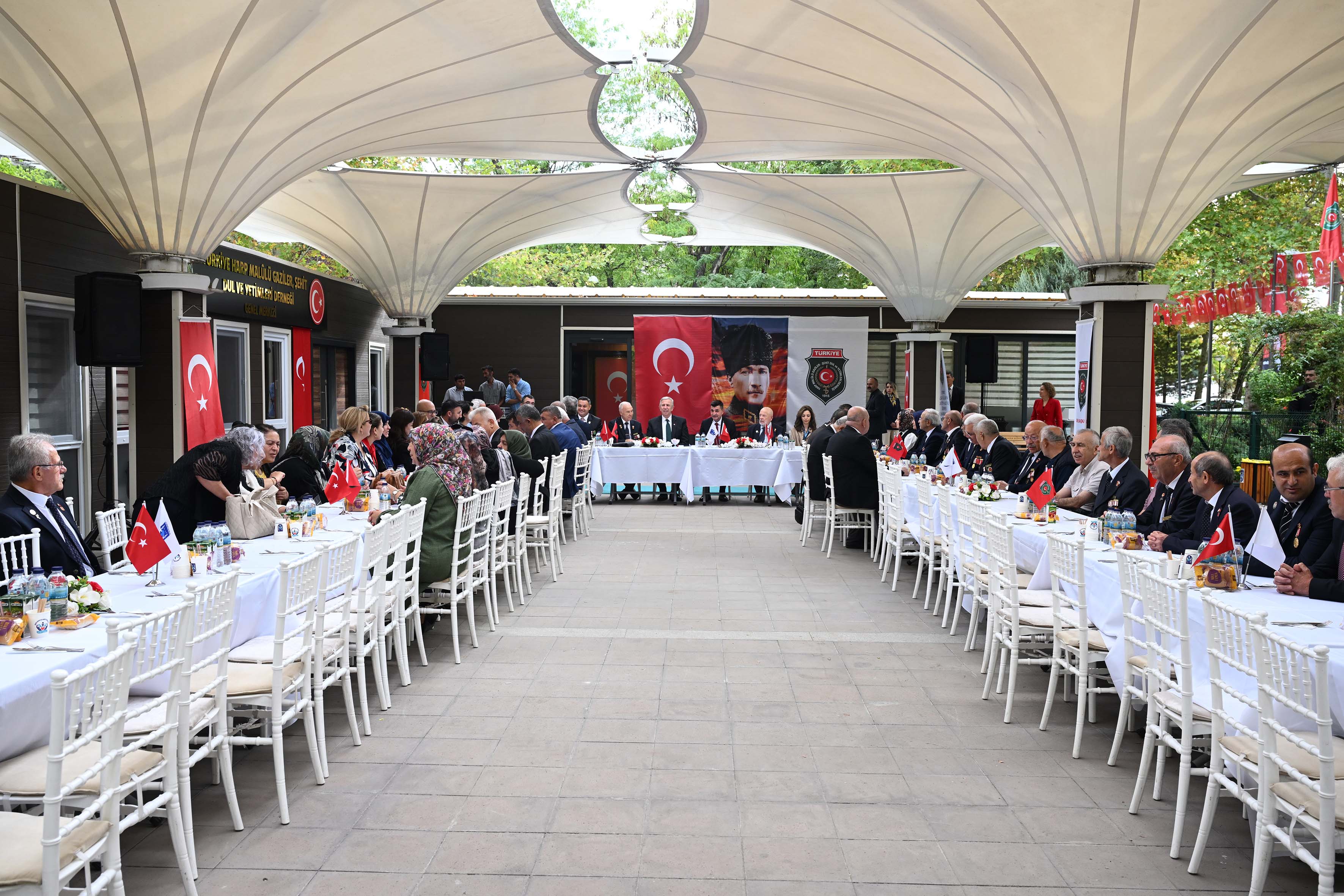 MANSUR YAVAŞ GAZİ VE ŞEHİT YAKINLARIYLA BULUŞTU