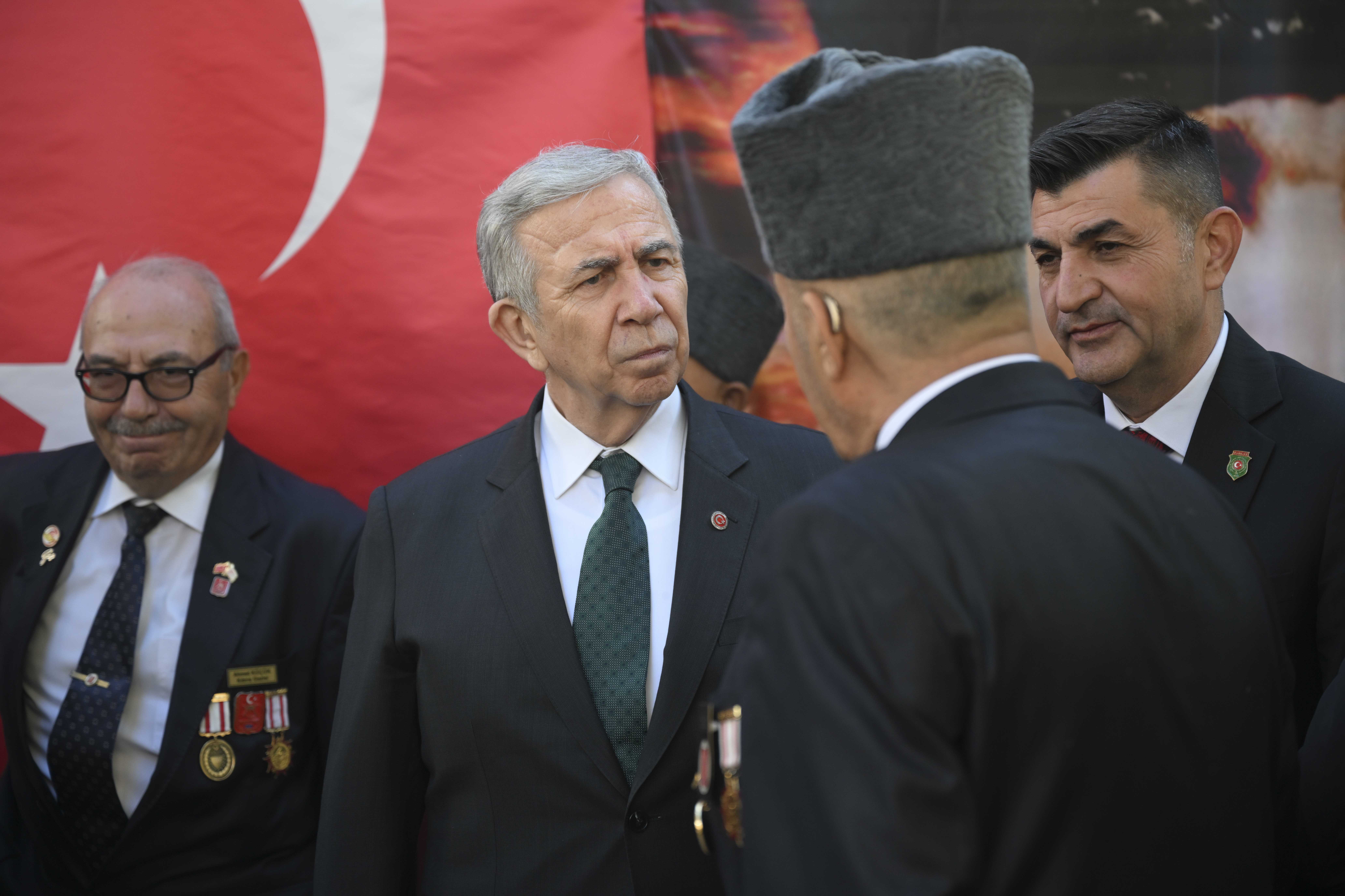 MANSUR YAVAŞ GAZİ VE ŞEHİT YAKINLARIYLA BULUŞTU