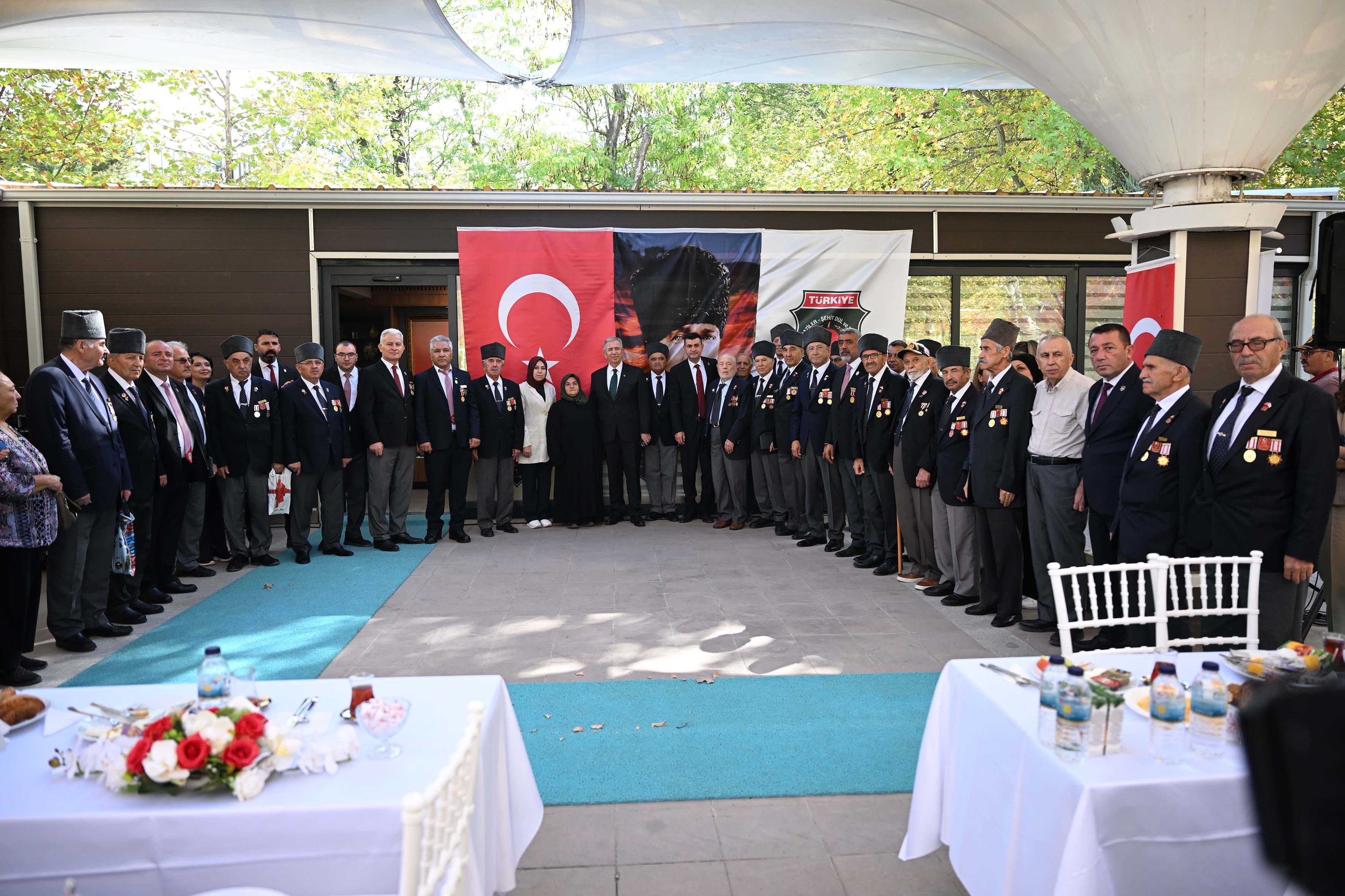 MANSUR YAVAŞ GAZİ VE ŞEHİT YAKINLARIYLA BULUŞTU