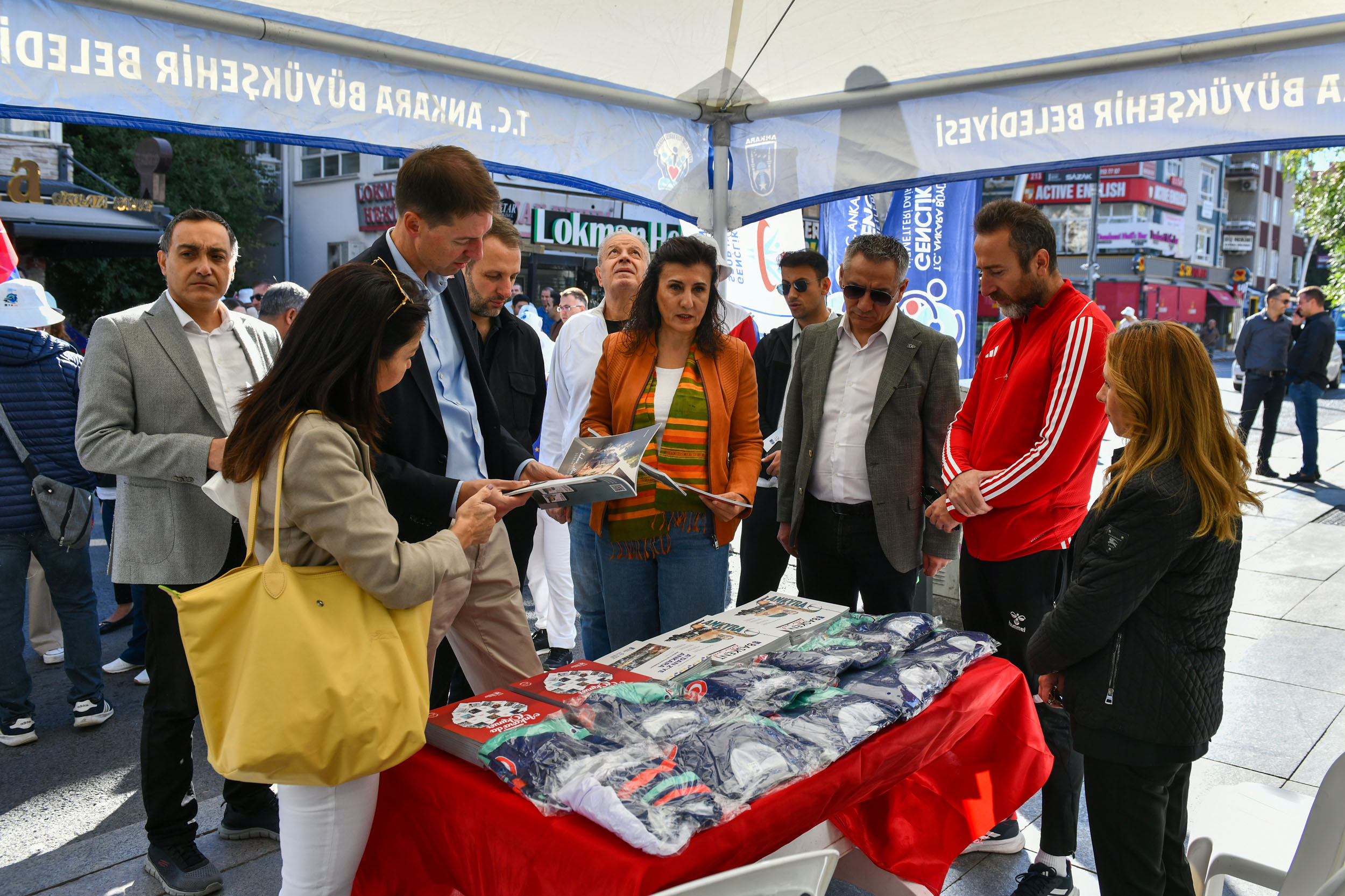 BAŞKENT’TE 7. CADDE AVRUPA HAREKETLİLİK HAFTASI'NA ÖZEL OLARAK ARAÇ TRAFİĞİNE KAPATILDI