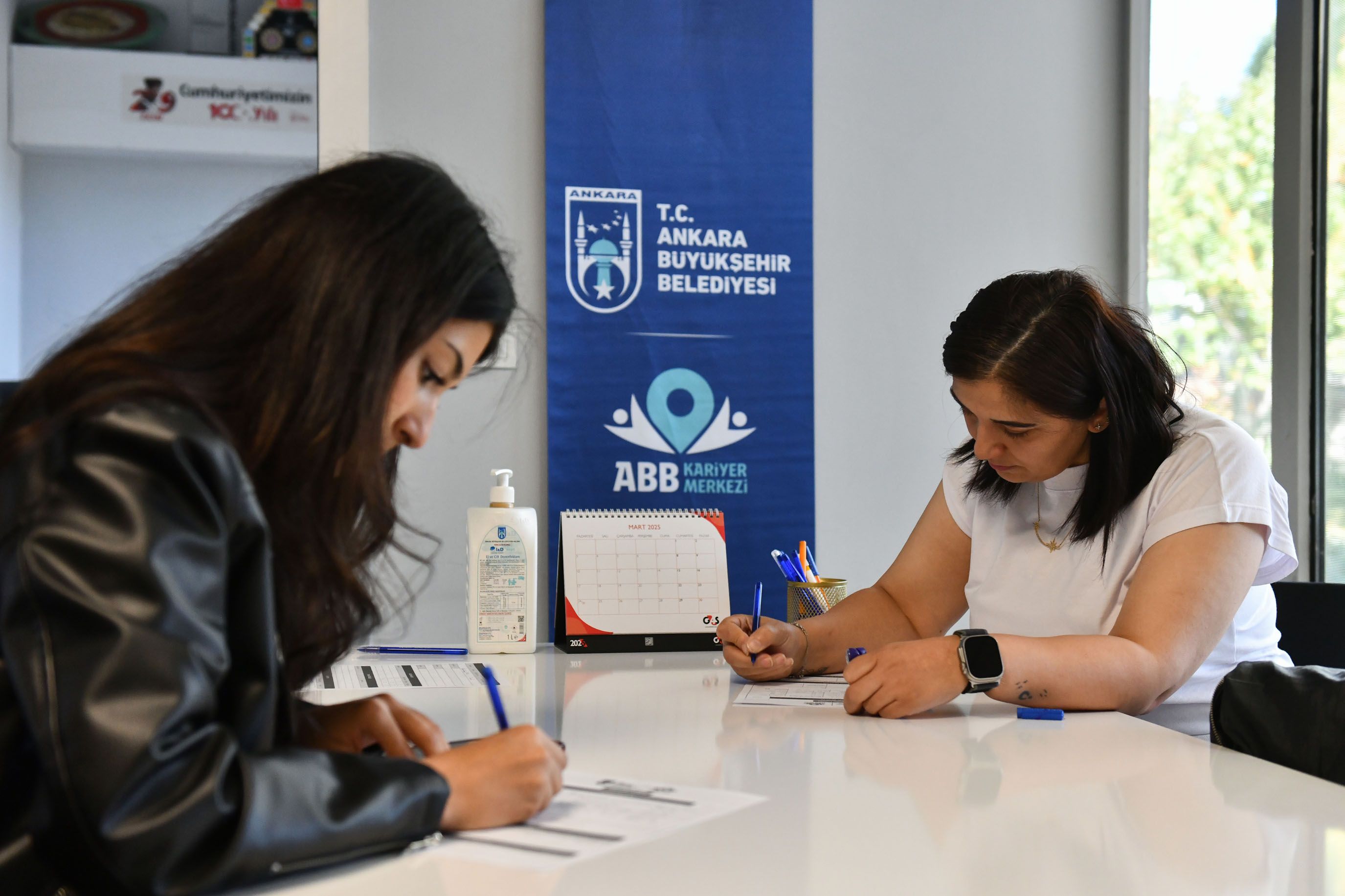 İŞ ARAYAN VATANDAŞLARLA İŞVEREN FİRMALAR ARASINDAKİ KÖPRÜ: ABB KARİYER MERKEZİ