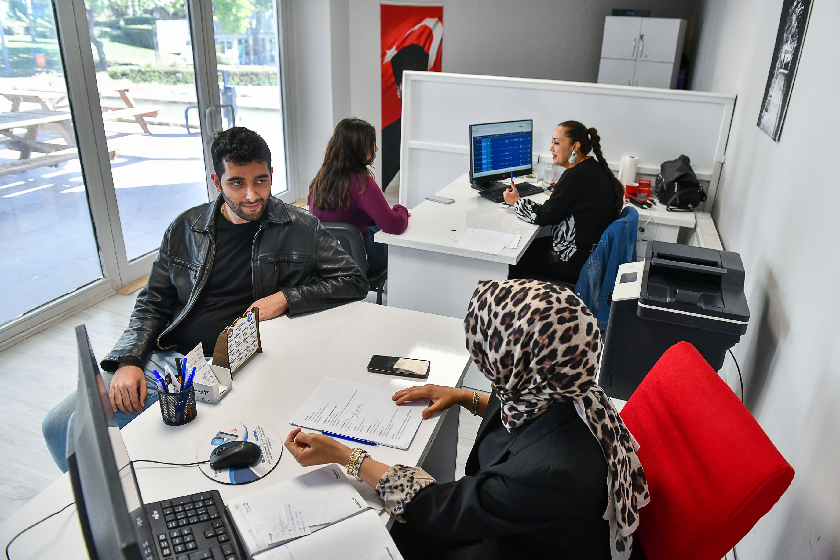 İŞ ARAYAN VATANDAŞLARLA İŞVEREN FİRMALAR ARASINDAKİ KÖPRÜ: ABB KARİYER MERKEZİ