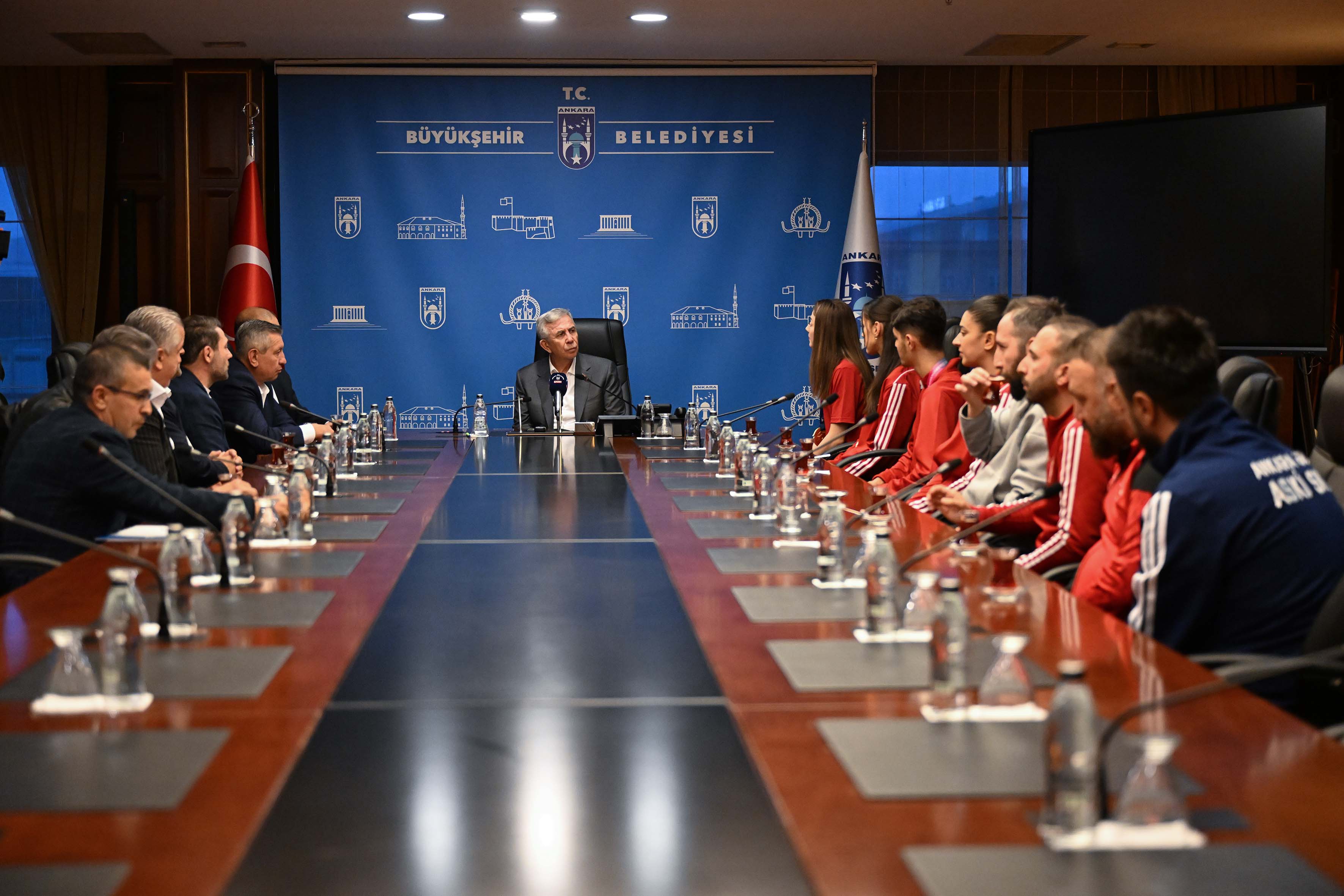 ASKİ SPOR ÇİN’DEN 2 ALTIN, 3 MADALYA İLE DÖNDÜ     DÜNYA ŞAMPİYONU TAEKWONDOCULAR MANSUR YAVAŞ’I ZİYARET ETTİ