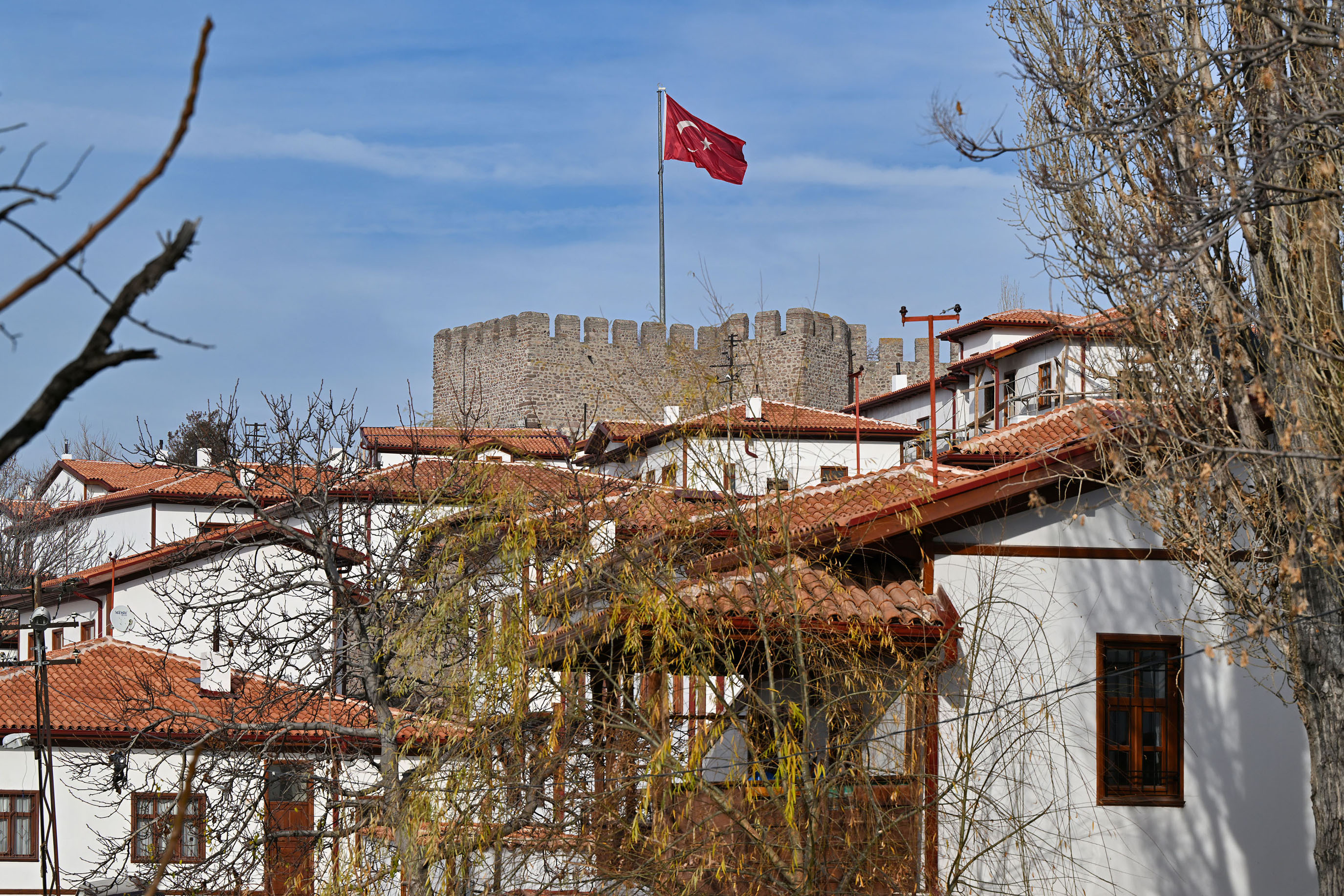 ANKARA KALESİ TARİHİ DOKUSUNA KAVUŞTU TARİHSEL DOKUSUYLA 240 YAPI ANKARA’YA YENİDEN KAZANDIRILDI