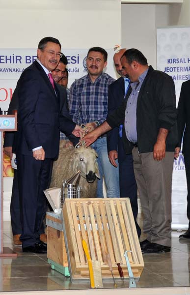BAŞKAN GÖKÇEK, ÇUBUK’TA ARI KOVANI İLE DAMIZLIK KOÇ DAĞITTI