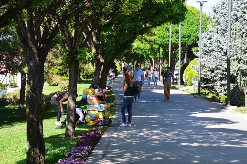YAZ SICAKLARINDA, PARK SERİNLİĞİ