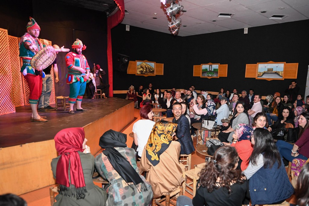BAŞKENT TİYATROSU OYUNCULARI PEŞTAMAL KUŞANDI