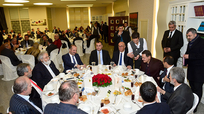 BAŞKAN GÖKÇEK'TEN, MECLİS ÜYELERİNE YEMEK
