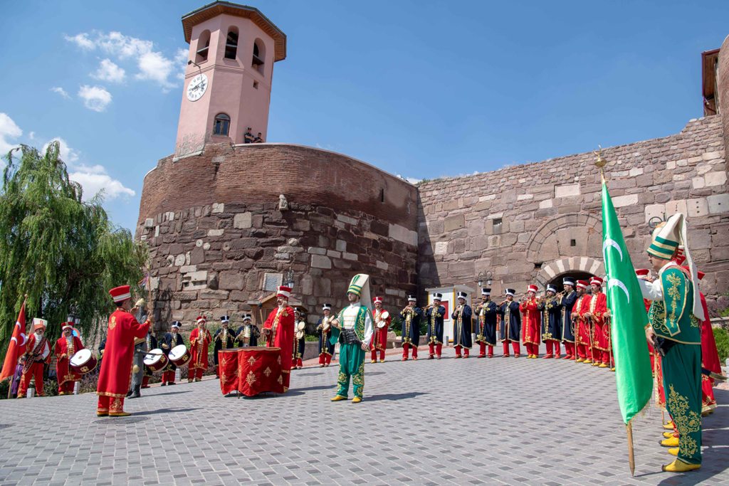 ANKARA KALESİ’NDE TURİSTLERE MEHTERLİ KARŞILAMA