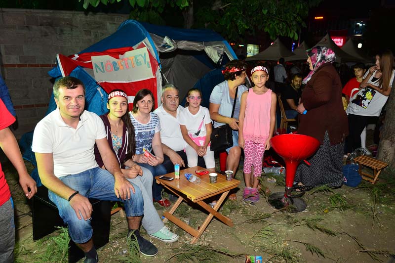 ONBİNLERCE BAŞKENTLİ'DEN, DEMOKRASİNÖBETİNE DEVAM