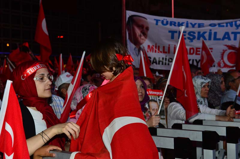 ONBİNLERCE BAŞKENTLİ'DEN, DEMOKRASİNÖBETİNE DEVAM