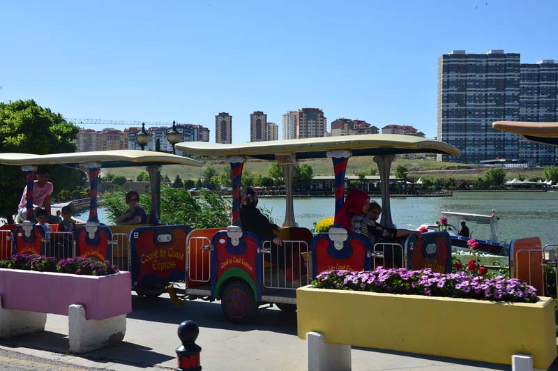 YAZ SICAKLARINDA, PARK SERİNLİĞİ