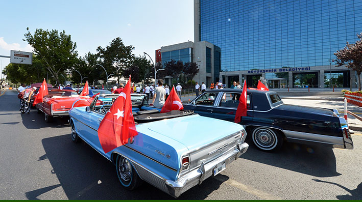 DARBE GİRİŞİMİNE BİR PROTESTODA KLASİK OTOMOBİLCİLERDEN