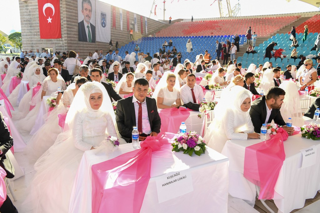 BÜYÜKŞEHİR’DEN 218 ÇİFTE DÜĞÜN ŞÖLENİ