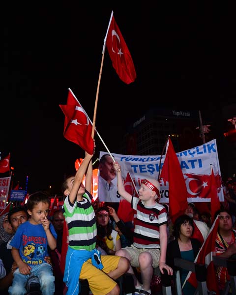 ONBİNLERCE BAŞKENTLİ'DEN, DEMOKRASİNÖBETİNE DEVAM