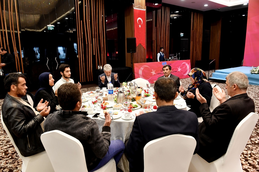 BAŞKAN TUNA, ŞEHİT AİLELERİYLE, ŞEHİT ANNELERİYLE