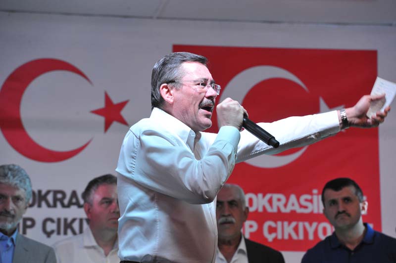 ONBİNLERCE BAŞKENTLİ'DEN, DEMOKRASİNÖBETİNE DEVAM