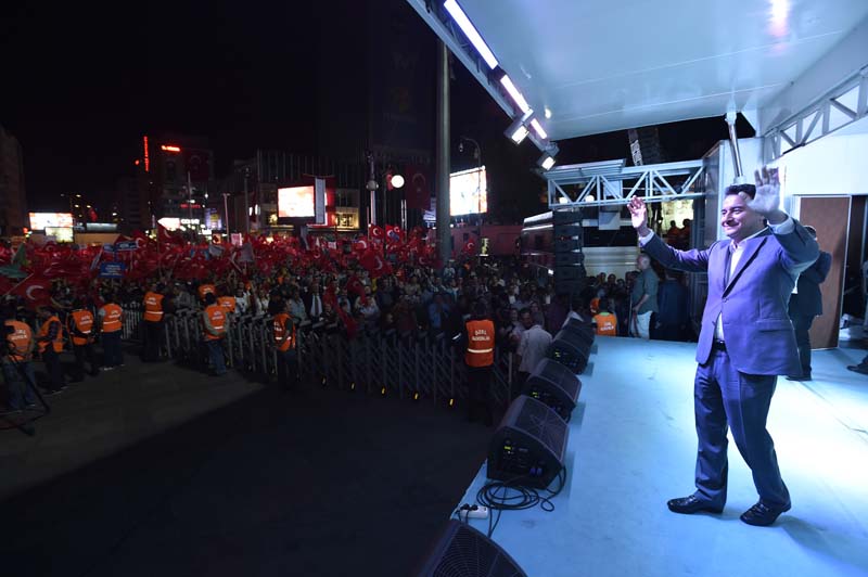 ONBİNLERCE BAŞKENTLİ'DEN, DEMOKRASİNÖBETİNE DEVAM