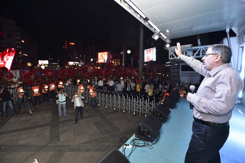 ONBİNLERCE BAŞKENTLİ'DEN, DEMOKRASİNÖBETİNE DEVAM