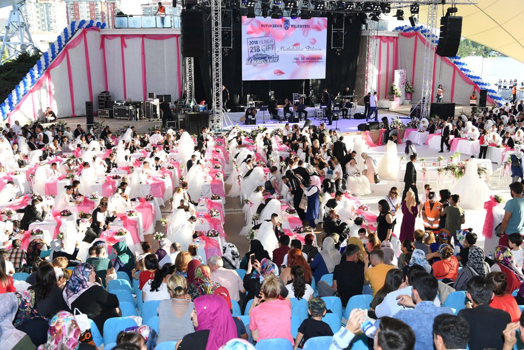 BÜYÜKŞEHİR’DEN 218 ÇİFTE DÜĞÜN ŞÖLENİ