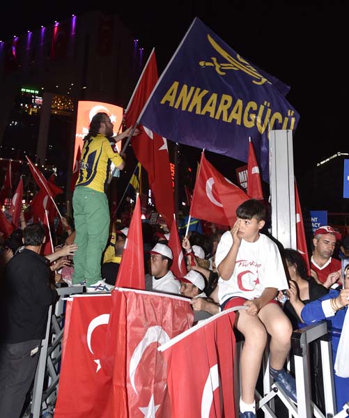 ONBİNLERCE BAŞKENTLİ'DEN, DEMOKRASİNÖBETİNE DEVAM
