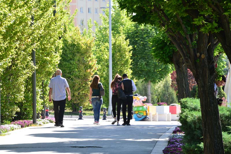 YAZ SICAKLARINDA, PARK SERİNLİĞİ