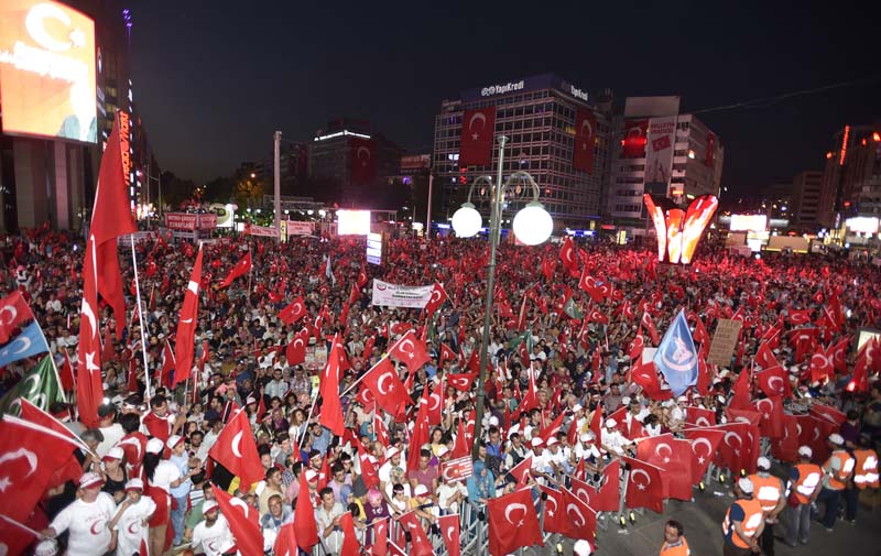ONBİNLERCE BAŞKENTLİ'DEN, DEMOKRASİNÖBETİNE DEVAM