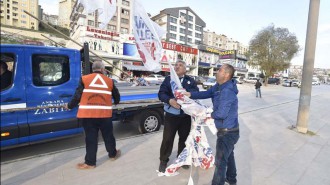 PROPAGANDA AFİŞLERİ SÖKÜLÜYOR