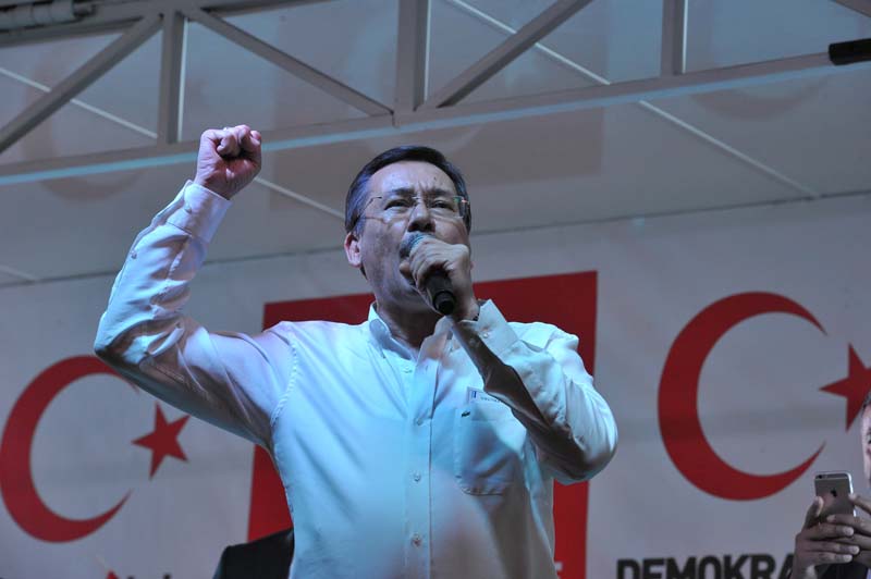 ONBİNLERCE BAŞKENTLİ'DEN, DEMOKRASİNÖBETİNE DEVAM