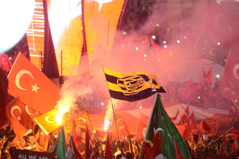 ONBİNLERCE BAŞKENTLİ'DEN, DEMOKRASİNÖBETİNE DEVAM