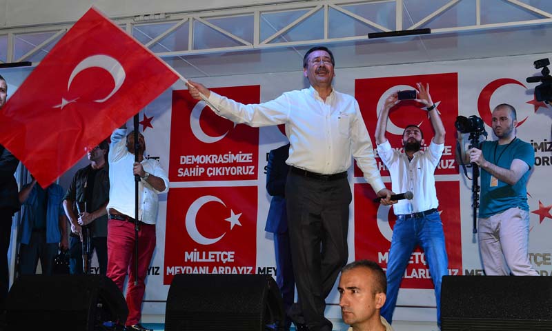 ONBİNLERCE BAŞKENTLİ'DEN, DEMOKRASİNÖBETİNE DEVAM