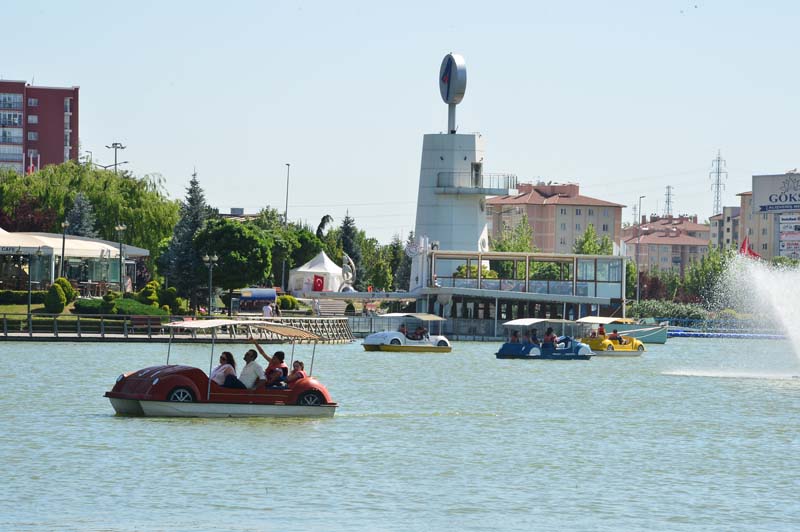 YAZ SICAKLARINDA, PARK SERİNLİĞİ