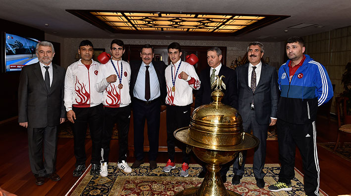 BAŞKAN GÖKÇEK, ŞAMPİYON BOKSÖRLERİ KABUL ETTİ
