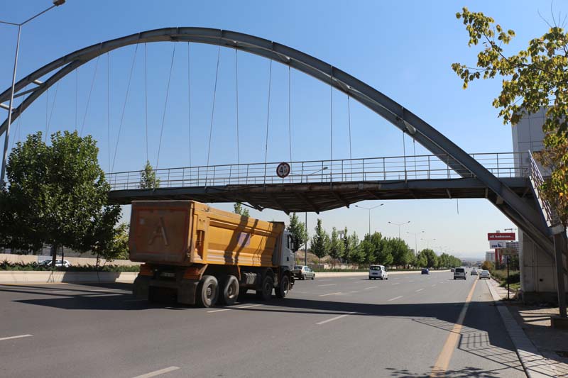 ÜSTGEÇİTLER,HESAPSIZ SÜRÜCÜLERİN KURBANI