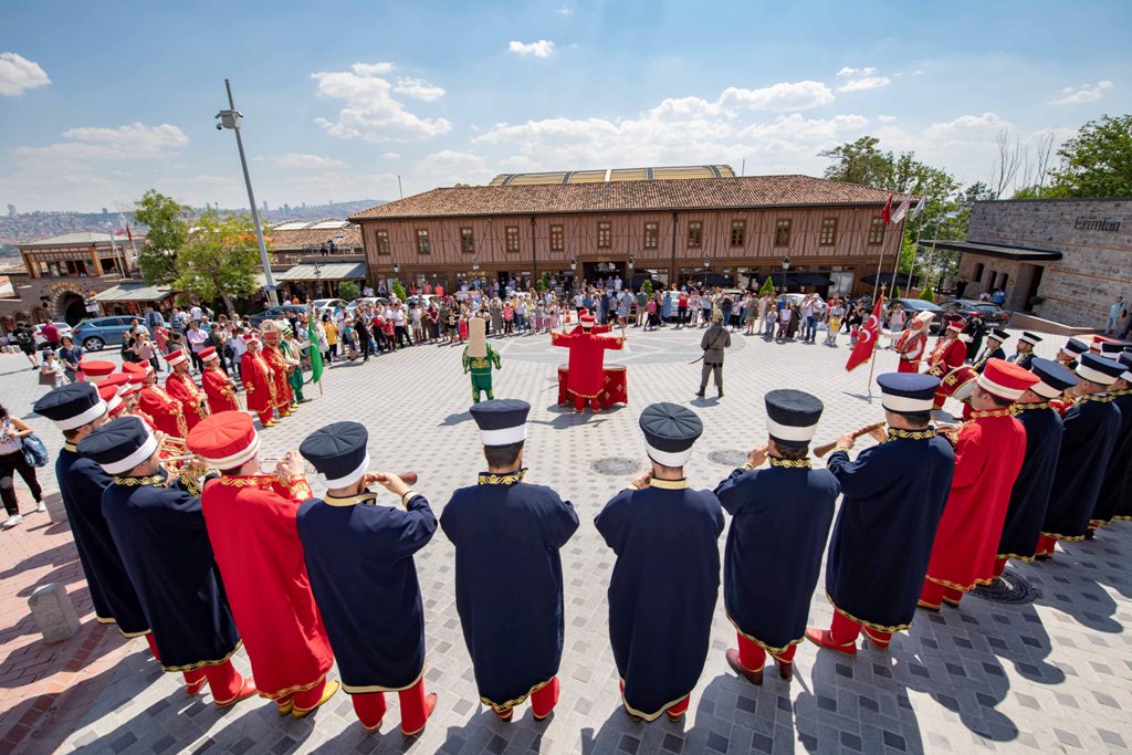ANKARA KALESİ’NDE TURİSTLERE MEHTERLİ KARŞILAMA