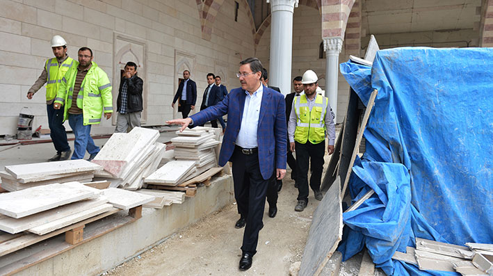 BAŞKAN GÖKÇEK, YAPIMI DEVAM EDEN PROJE ALANLARINI GEZDİ