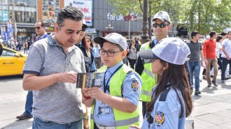 TRAFİKTE ÇOCUKTAN AL HABERİ
