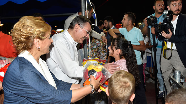 BAŞKAN GÖKÇEK'TEN, ÇOCUKLARA HEDİYE YAĞMURU