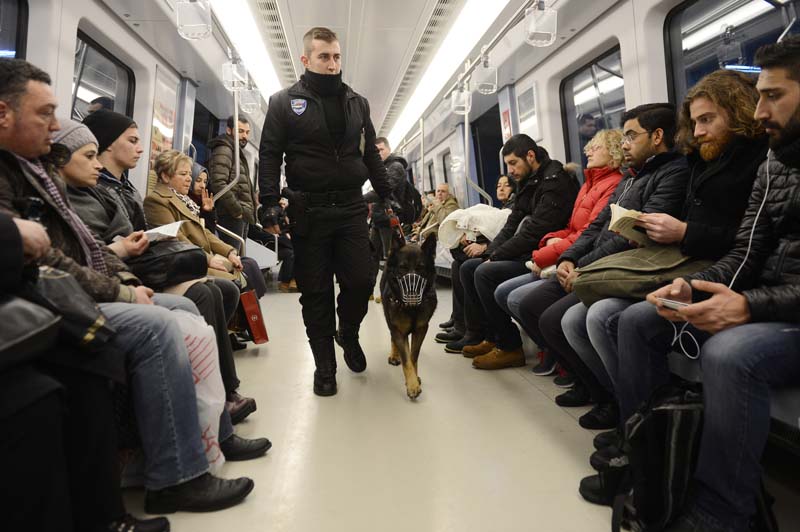 METRODA, K-9 KÖPEKLERİYLE GÜVENLİK