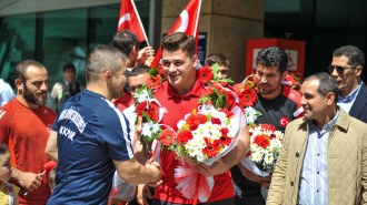 MİLLİ GÜREŞÇİYE COŞKULU KARŞILAMA