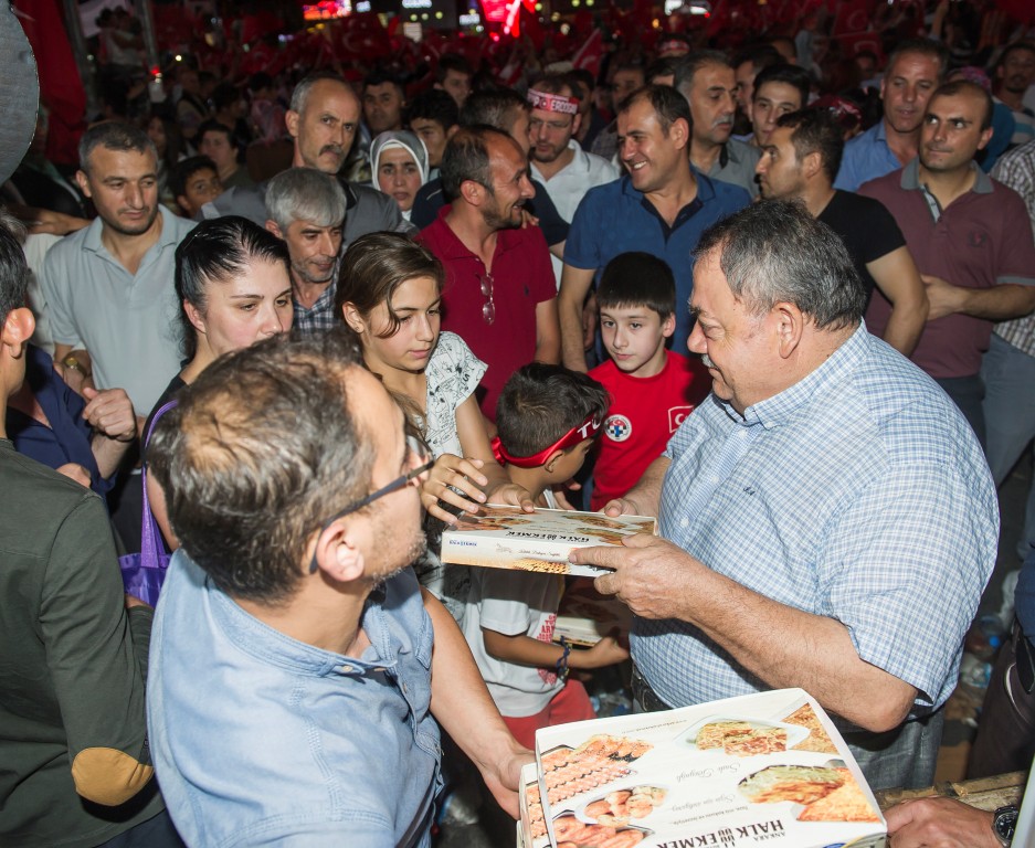 DEMOKRASİ NÖBETİNE HALK EKMEK DESTEĞİ
