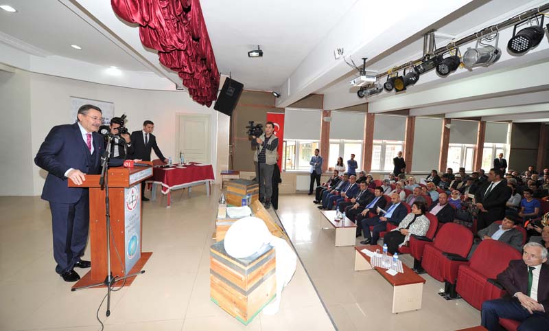 BAŞKAN GÖKÇEK, ÇUBUK’TA ARI KOVANI İLE DAMIZLIK KOÇ DAĞITTI