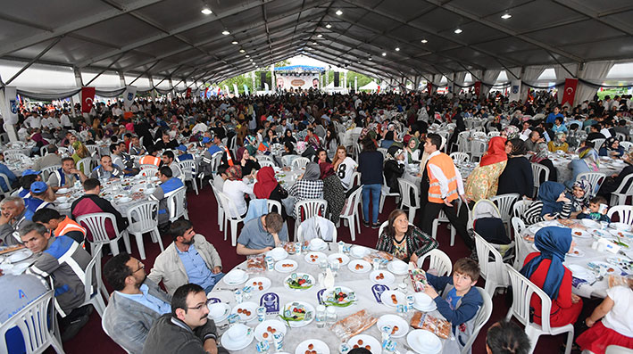 BAŞKAN GÖKÇEK'TEN, MİHVAK'A İFTAR YEMEĞİ