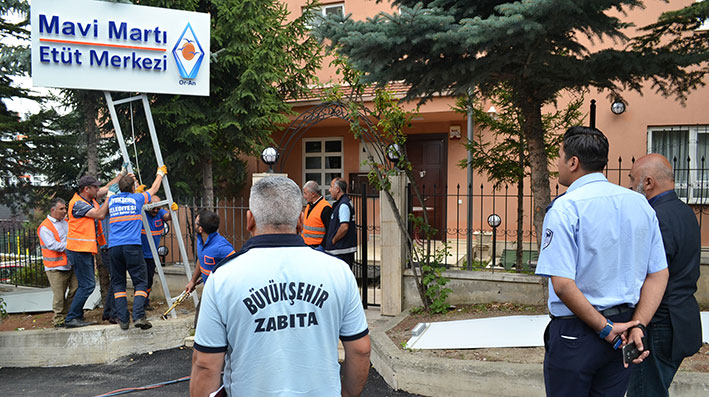 FETÖ'CÜ OKULLARIN REKLAM PANOLARI KALDIRILIYOR