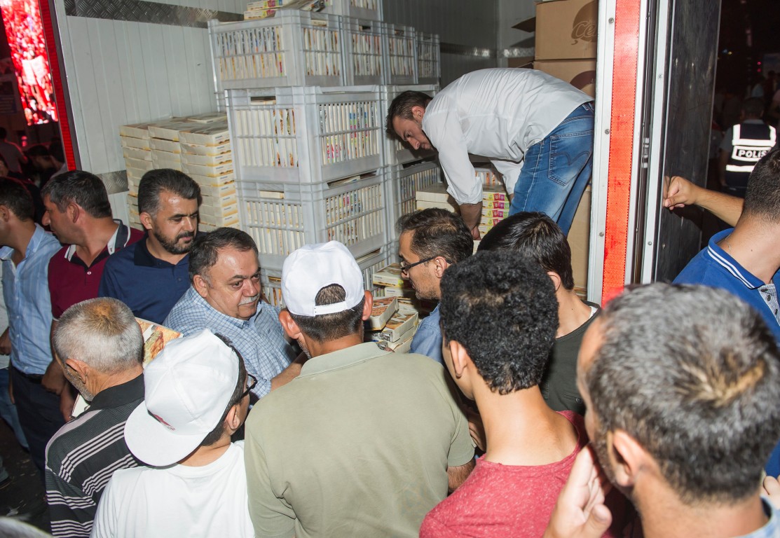 DEMOKRASİ NÖBETİNE HALK EKMEK DESTEĞİ
