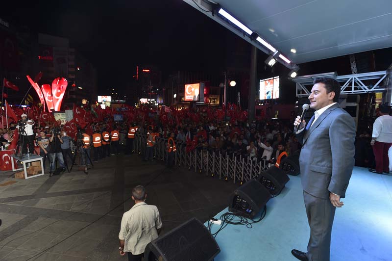 ONBİNLERCE BAŞKENTLİ'DEN, DEMOKRASİNÖBETİNE DEVAM