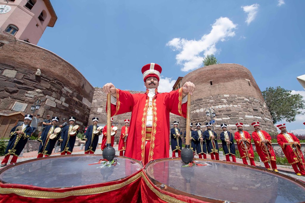 ANKARA KALESİ’NDE TURİSTLERE MEHTERLİ KARŞILAMA